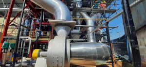 Instalasi lapisan isolasi termal pada sistem perpipaan pabrik oleh kontraktor insulation pipa.