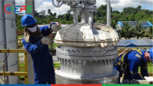 Pemasangan kembali peredam panas column shell dan pembersihan, sand blasting ulang dan pengecetan ulang untuk heat exchanger