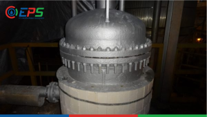Pemasangan kembali peredam panas column shell dan pembersihan, sand blasting ulang dan pengecetan ulang untuk heat exchanger