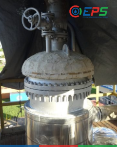 Pemasangan kembali peredam panas column shell dan pembersihan, sand blasting ulang dan pengecetan ulang untuk heat exchanger