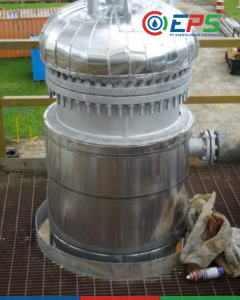 Pemasangan kembali peredam panas column shell dan pembersihan, sand blasting ulang dan pengecetan ulang untuk heat exchanger
