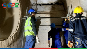 Pemasangan kembali material peredam panas ceramic fiber untuk furnace dengan menyediakan material dan scaffolding
