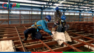 Pemasangan kembali material peredam panas ceramic fiber untuk furnace dengan menyediakan material dan scaffolding